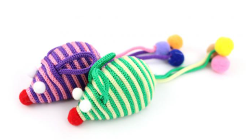 RATON HILO 3 COLAS POMPON